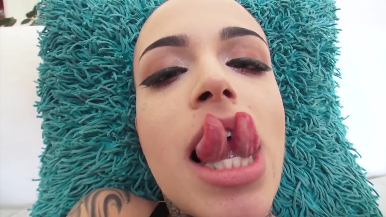 Bald tattooed babe gets her ass toyed and fucked - HD Porn Tube