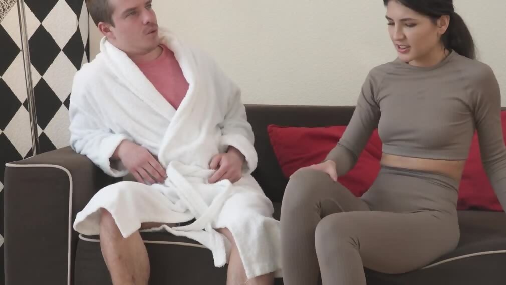 Acquaintance between stud and brunette begins with oral sex - HD Porn Tube
