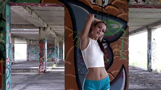 Skinny fitness gal finds a cozy enough spot to masturbate