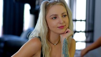 Big-ass brunette eats out a tiny blonde's perfect pussy